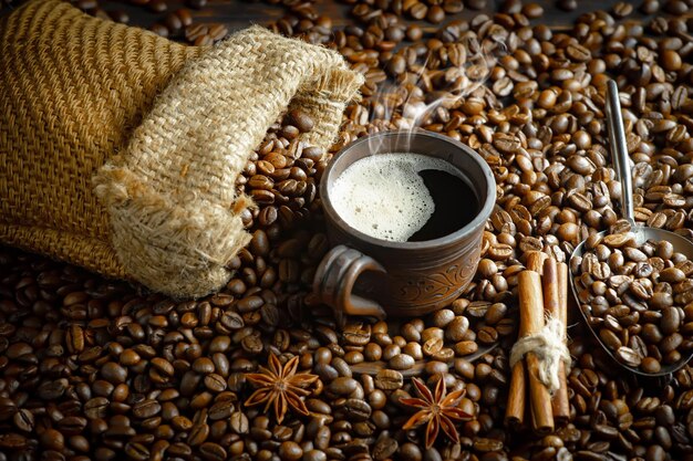 Granos de café y canela en una mesa