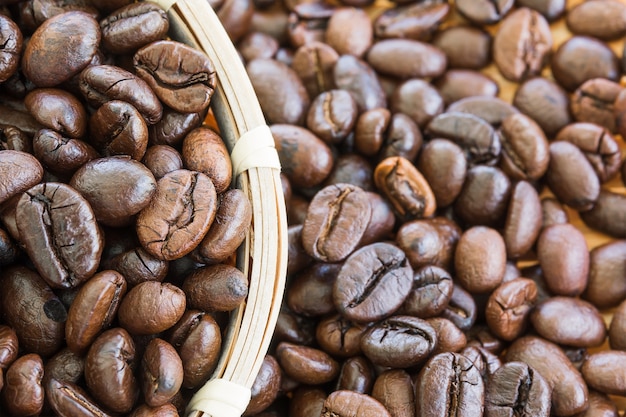 Granos de café en cesta de bambú