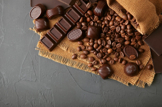 granos de café y chocolate en la mesa
