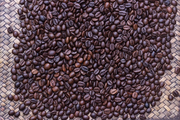 Granos de café colocados en bandeja de madera, distribución de granos de café.