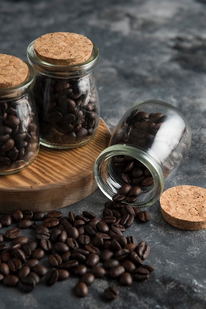 Los granos de café en la composición de la placa de madera oscurecen procedencia gris