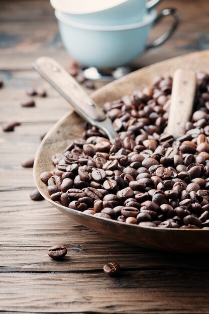 Granos de café crudos en la mesa de madera