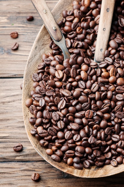 Granos de café crudos en la mesa de madera