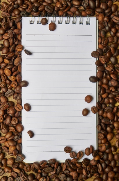 Granos de café y cuaderno