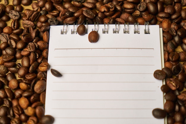 Granos de café y cuaderno