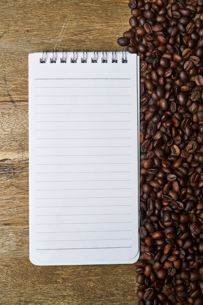 Granos de café y cuaderno