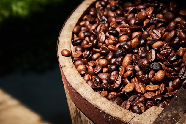 Granos de café en cubo de madera