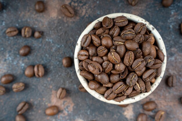 Granos de café en un cuenco de cerámica.