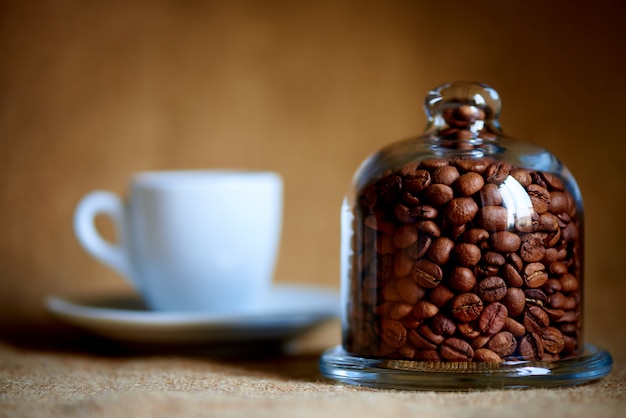 Granos de café debajo de la cúpula de cristal.