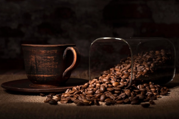 Foto los granos de café se derramaron del frasco sobre la mesa de la cocina