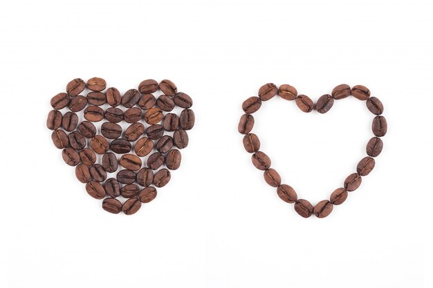 Granos de café dispuestos en forma de corazón.