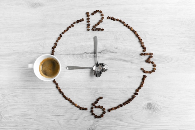 ¿Granos de café doblados en forma de reloj ?, en lugar del número 9, una taza de café