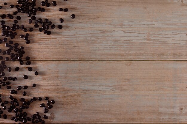 Foto granos de café en el espacio de copia de madera