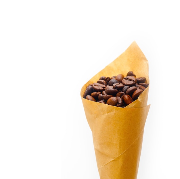 Granos de café espresso en un cono de papel