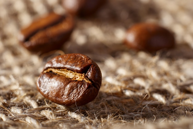 Granos de café en el fondo de la bolsa