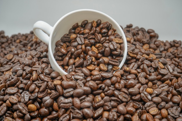 Granos de café de fondo con espacio.