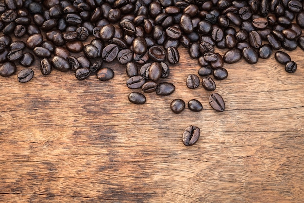 Granos de café en el fondo de madera