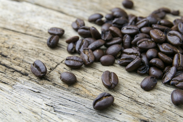 Granos de café en el fondo de madera