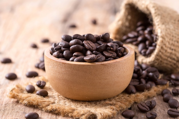 Granos de café en el fondo de la mesa de madera