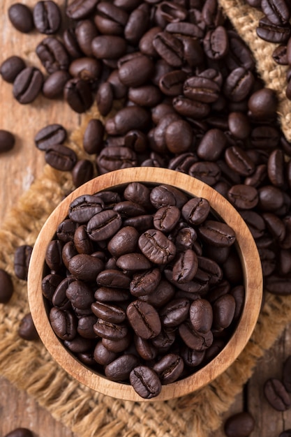 Granos de café en el fondo de la mesa de madera