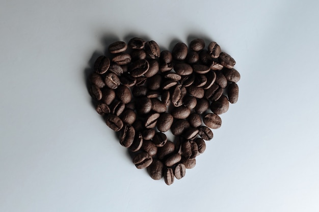 Foto granos de cafe en forma de corazon