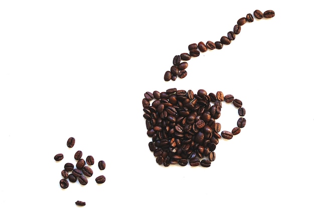 Granos de café en forma de taza contra un fondo blanco