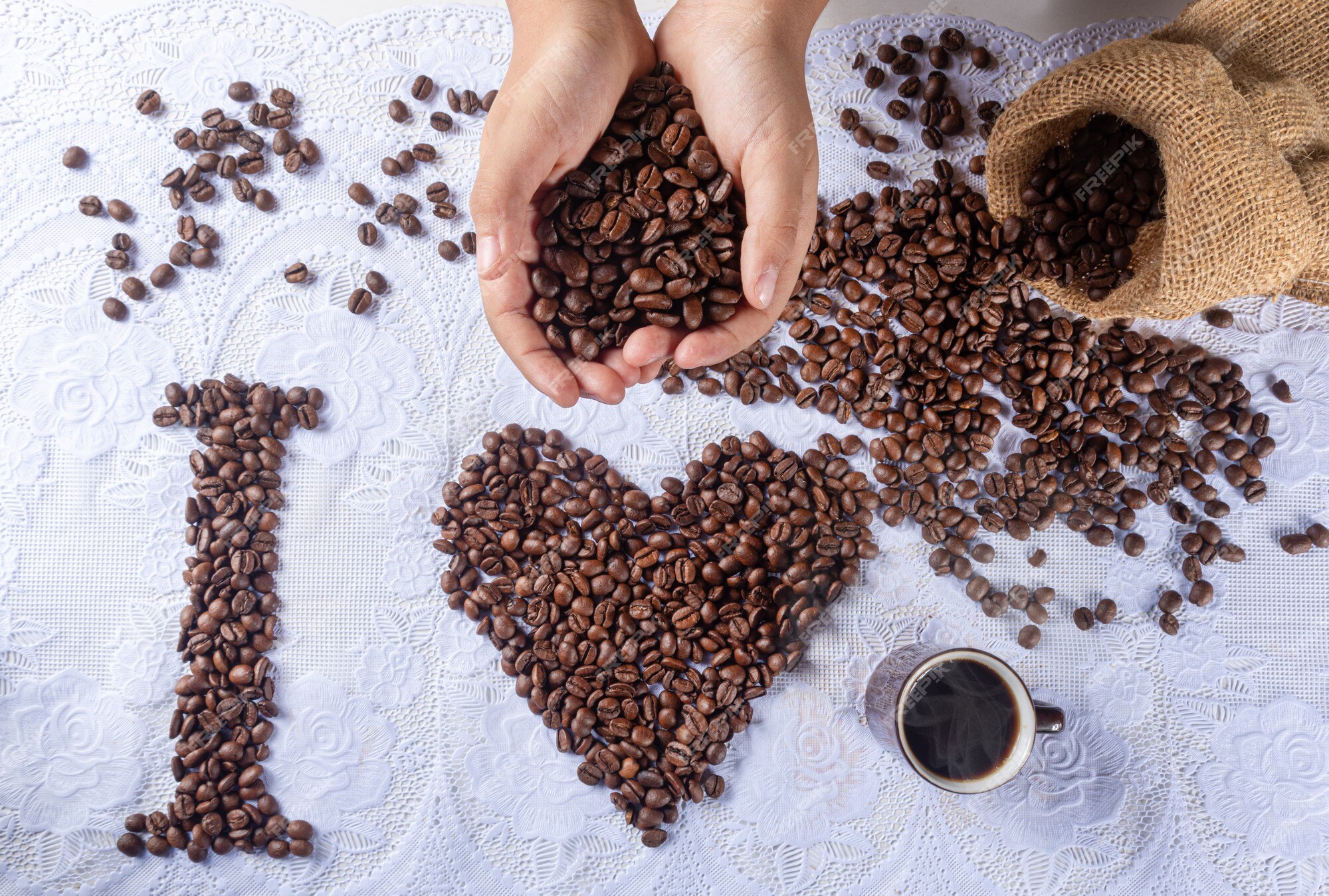 Granos de café formando dibujos y frases para los amantes del café. | Foto  Premium