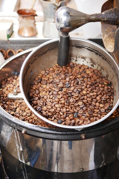 granos de café frescos que se venden en la calle Estambul en un frasco