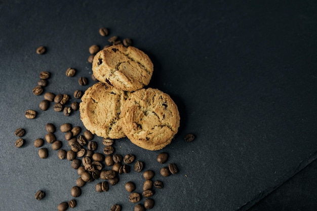 Granos de café y galletas