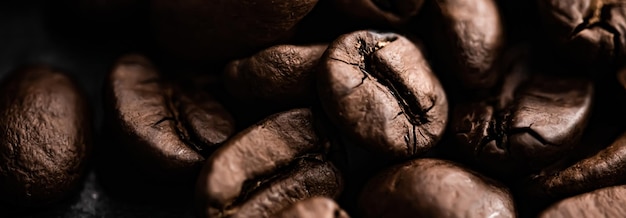 Granos de café en grano tostado de fondo con un rico sabor, la mejor bebida matutina y una combinación de lujo