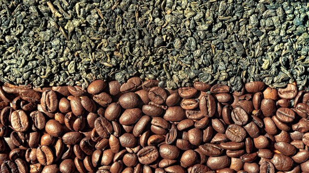 Foto los granos de café y las hojas de té verde se colocan en dos tiras creando un borde uniforme entre ellas.