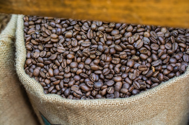 Granos de café listos para el fondo de la amoladora