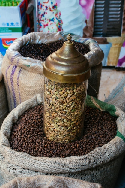 Granos de café listos para el fondo de la amoladora