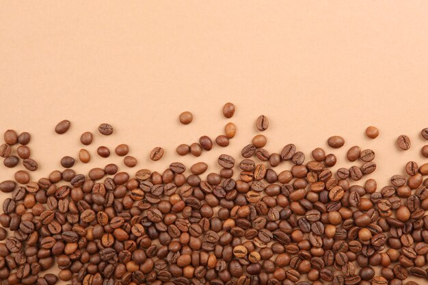 Foto granos de café en un lugar de fondo de color para insertar texto minimalista