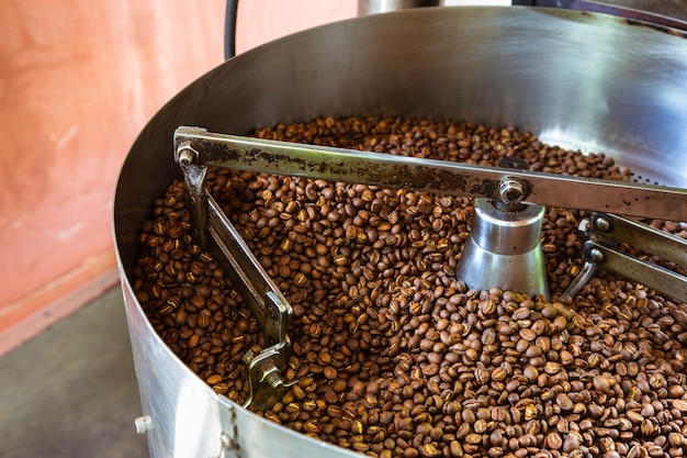 Granos de café en máquinas tostadoras de café