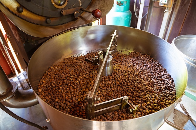 Granos de café en máquinas tostadoras de café