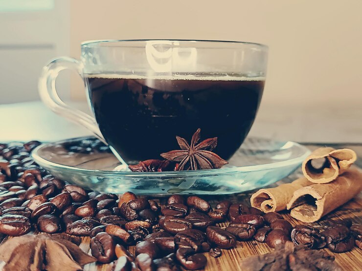 Granos de café en la mesa de la cocina