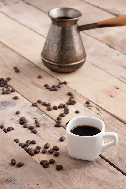 granos de café en una mesa de madera