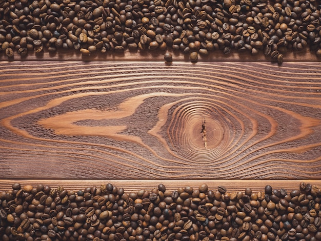 Granos de café en la mesa de madera