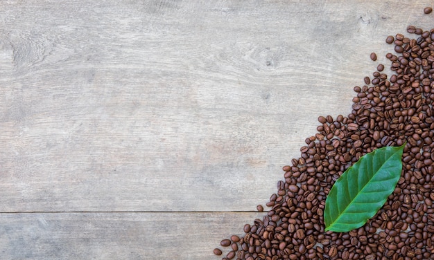 Granos de café en la mesa de madera