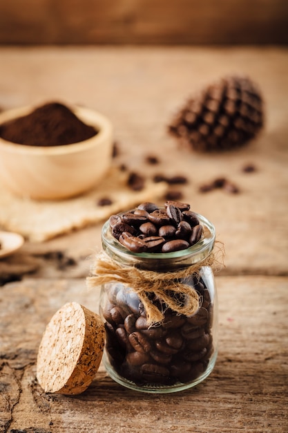 granos de café en la mesa de madera