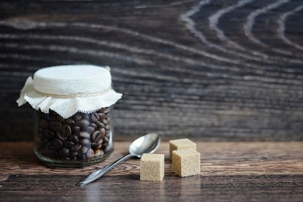 Granos de café en una mesa de madera