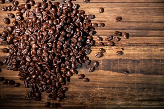 Granos de café en una mesa