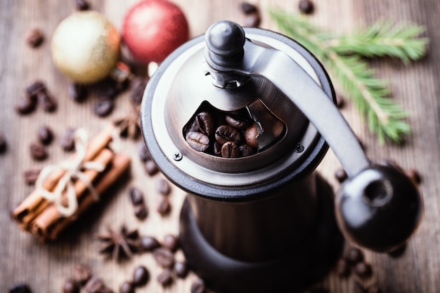 Granos de café en molinillo de café con decoración de Navidad