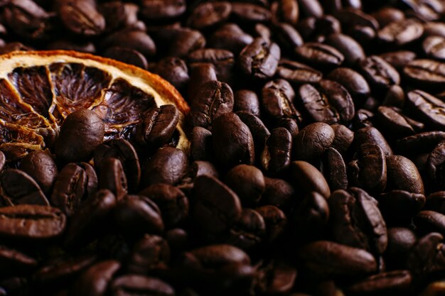 Granos de café y naranja seca en la mesa de la cocina