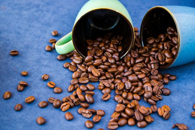 Foto granos de café negro para capuchino y grabación de estudio americano