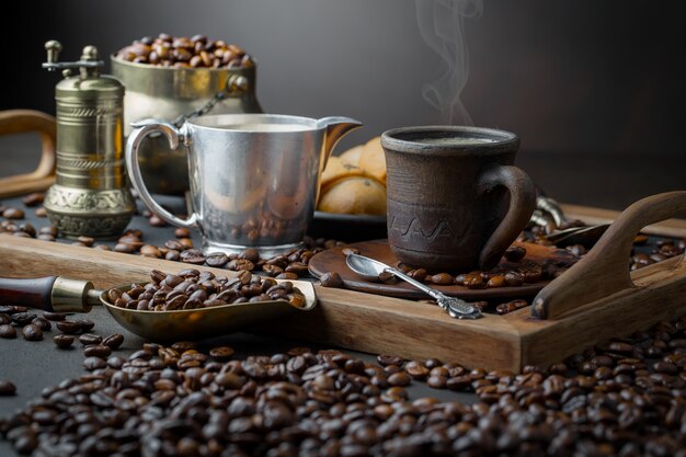 Foto granos de café negro sobre un fondo antiguo