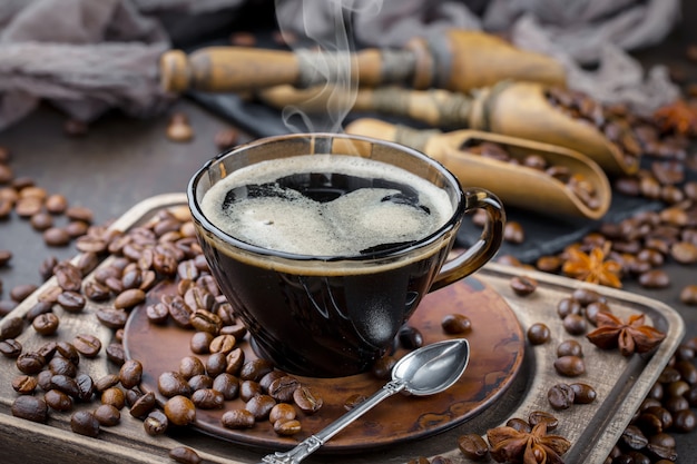 Granos de café negro sobre un fondo antiguo