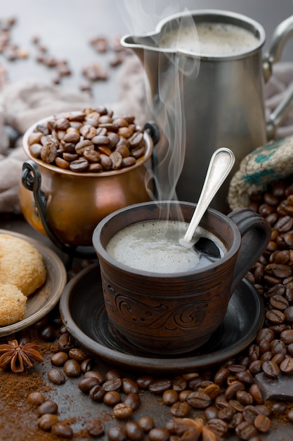 Granos de café negro sobre un fondo antiguo