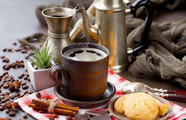 Granos de café negro sobre un fondo antiguo